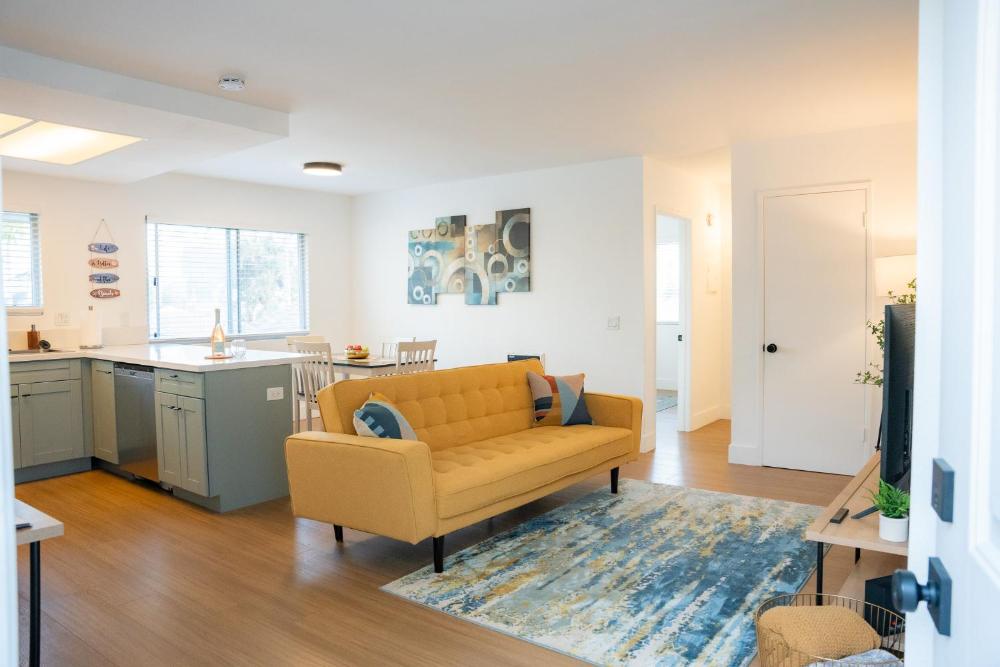 1 Block from Beach - Steps from Restaurants & Shops